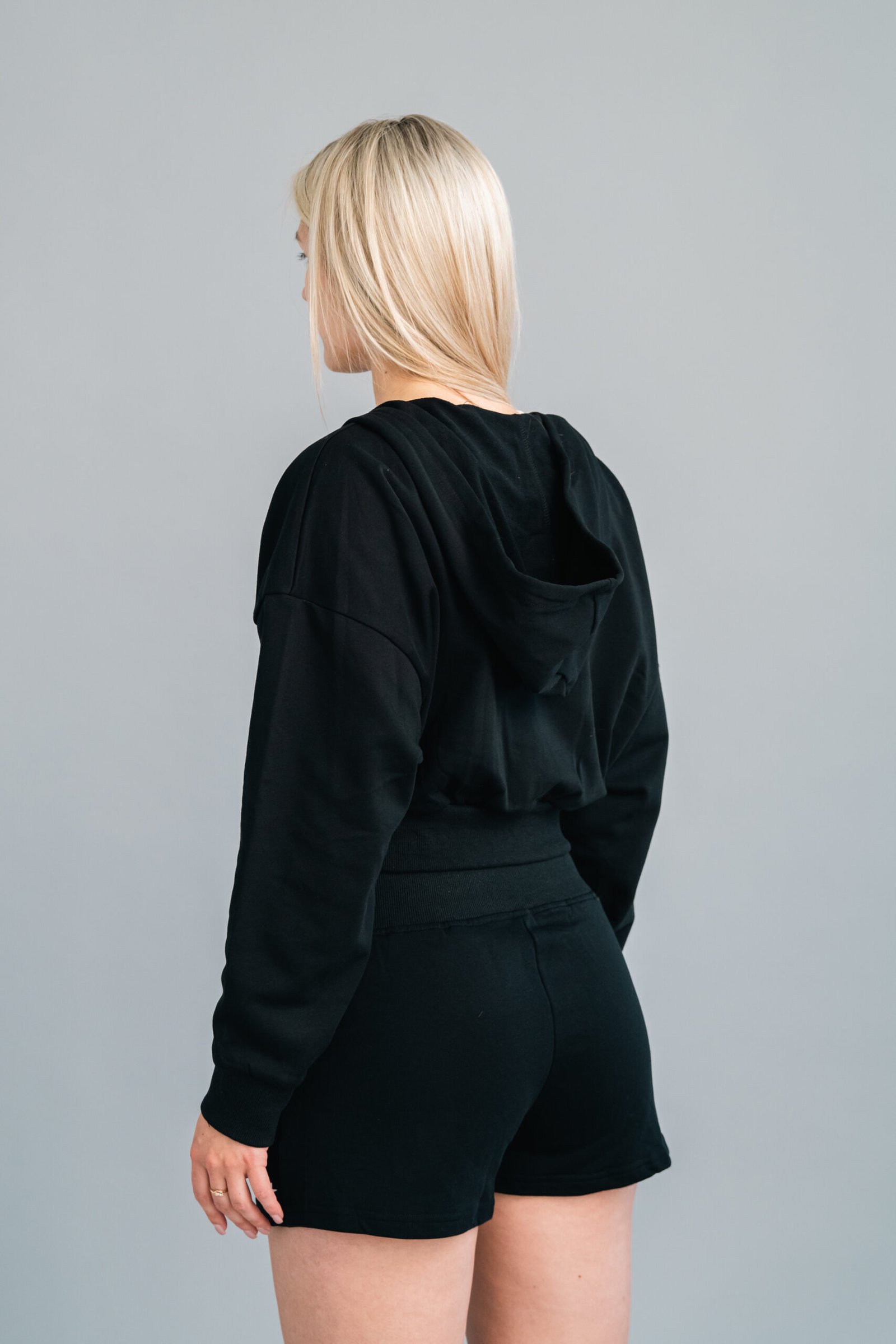 Melns džemperis ar kapuci skatā no aizmugures - KEIL athletic Zip Hoodie