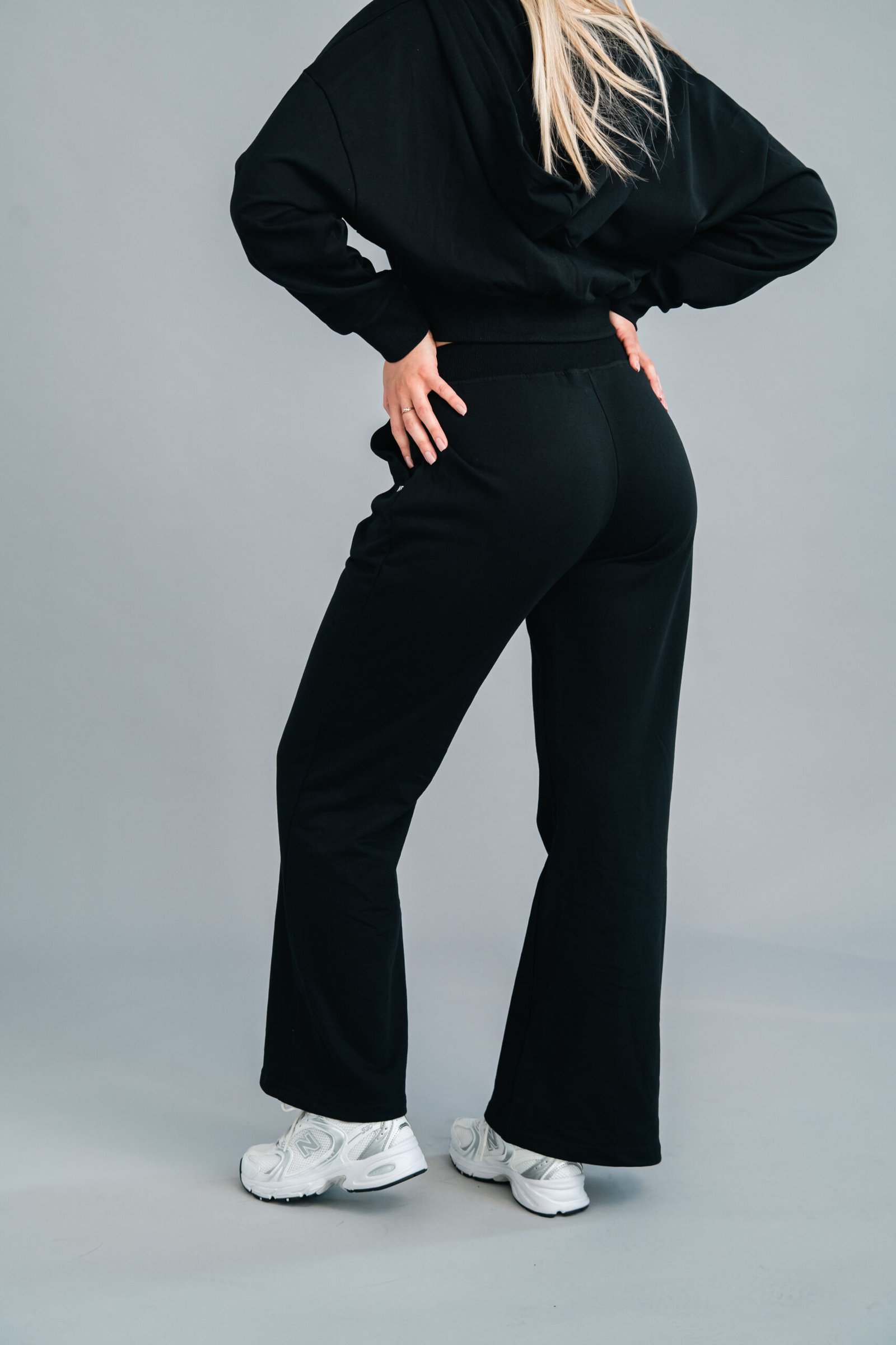 Wide Leg Pants skats no aizmugures - platas bikses ar augsto jostasvietu