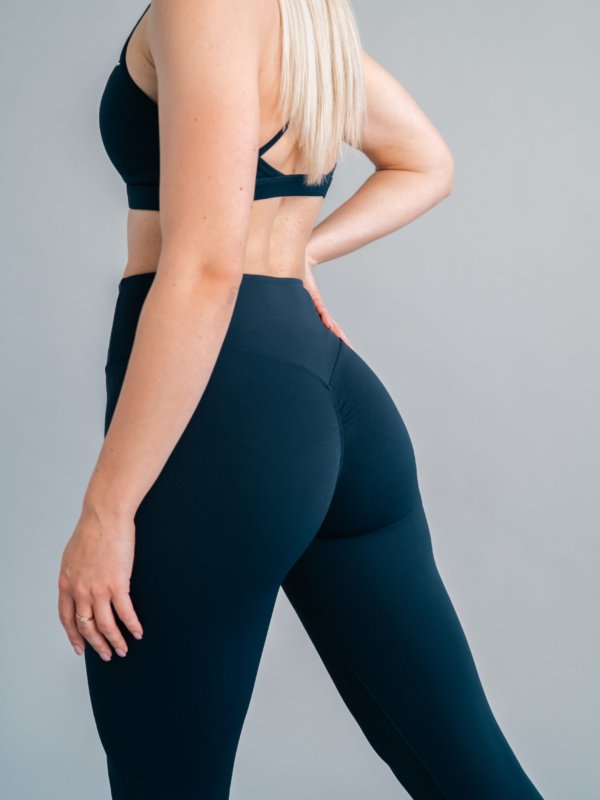 KEIL athletic tumši zilo legingu aizmugures skats - push-up efekts un auduma blīvums